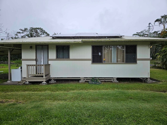 back of house featuring a lawn