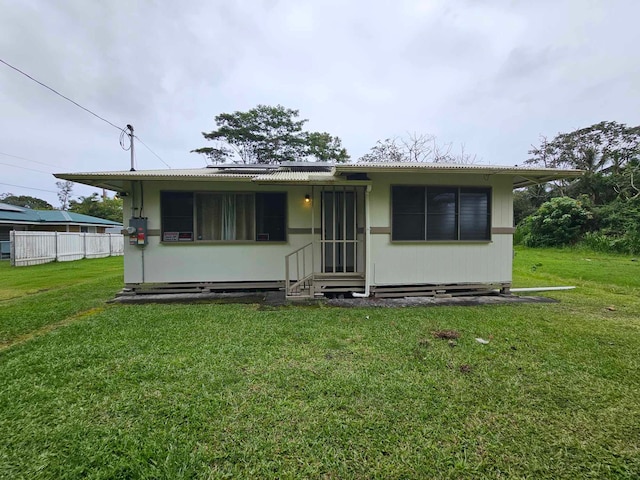 view of front facade featuring a front yard