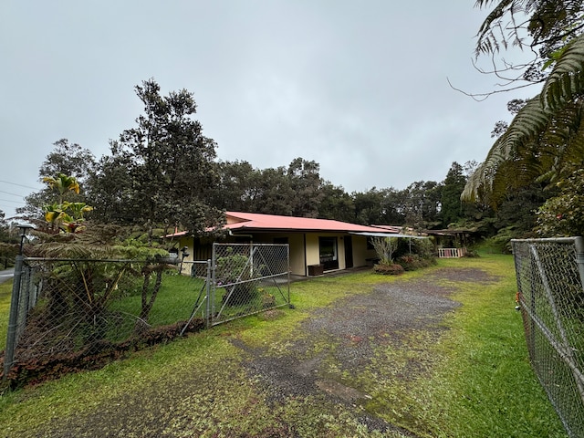 view of front facade featuring a front yard