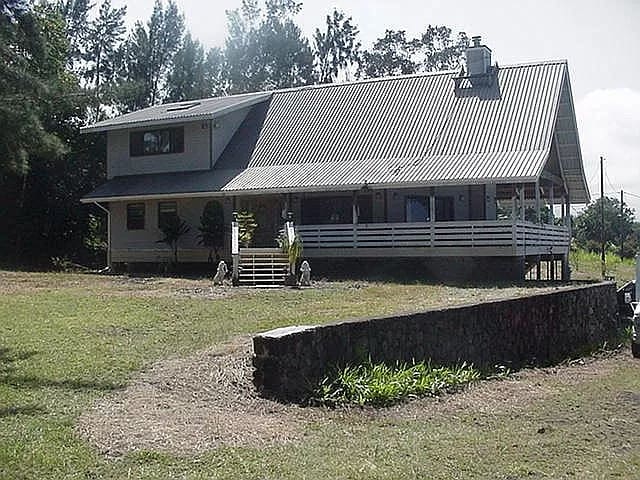 view of front of house with covered porch and a front lawn