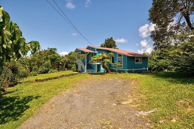 view of front of home featuring a front lawn