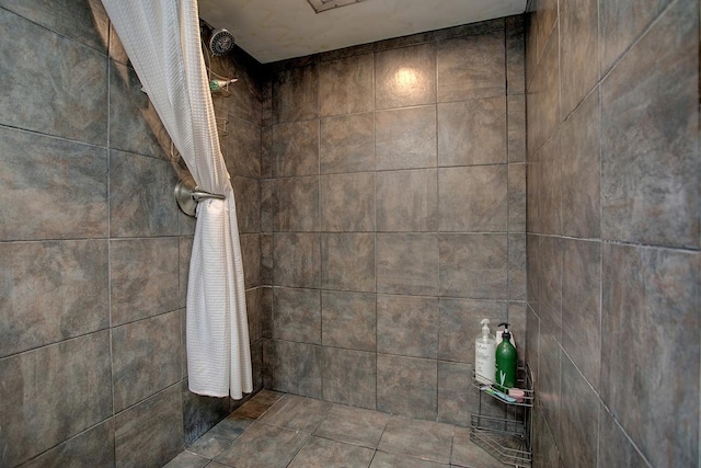 bathroom featuring a tile shower