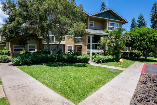 view of front of property featuring a front yard