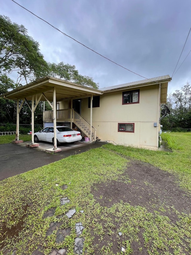 view of front facade featuring a front lawn and a carport