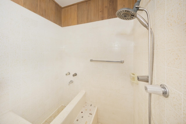 bathroom featuring a tile shower