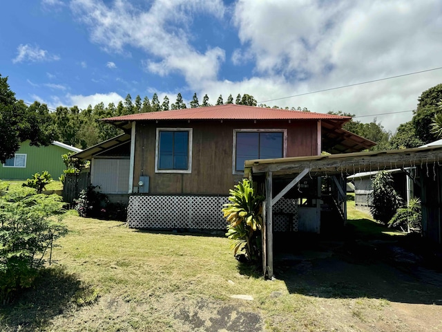 view of front of property featuring a carport and a front lawn