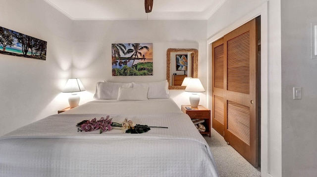 bedroom featuring carpet flooring, crown molding, a closet, and ceiling fan