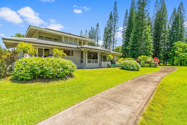 view of front of house featuring a front yard