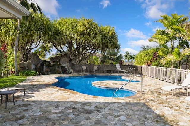 view of swimming pool featuring a jacuzzi and a patio area