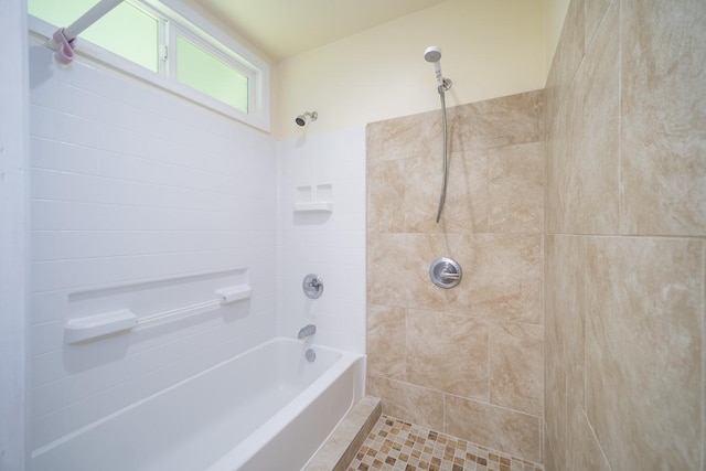 bathroom with tiled shower / bath