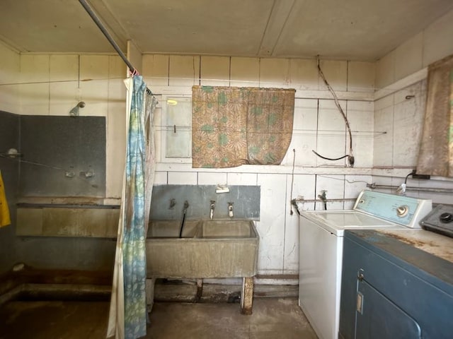 laundry room featuring washer / dryer