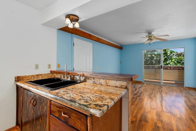 kitchen featuring sink, dark hardwood / wood-style floors, kitchen peninsula, and ceiling fan