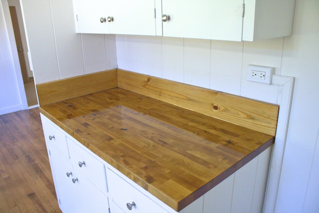 room details featuring hardwood / wood-style flooring