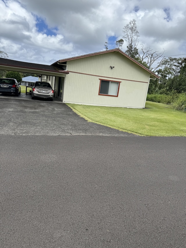 view of side of property featuring a lawn