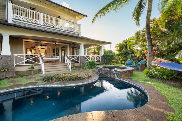 view of swimming pool with an in ground hot tub, ceiling fan, and a patio area