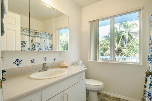 bathroom with toilet, a shower with shower curtain, and vanity