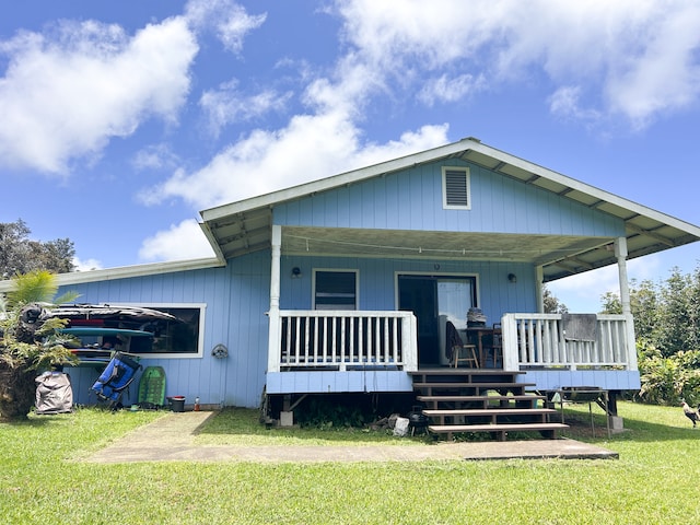 view of front of property featuring covered porch and a front yard