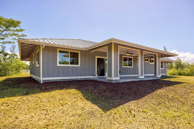 view of front of house featuring ceiling fan and a front yard