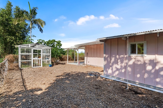 view of yard featuring an outdoor structure