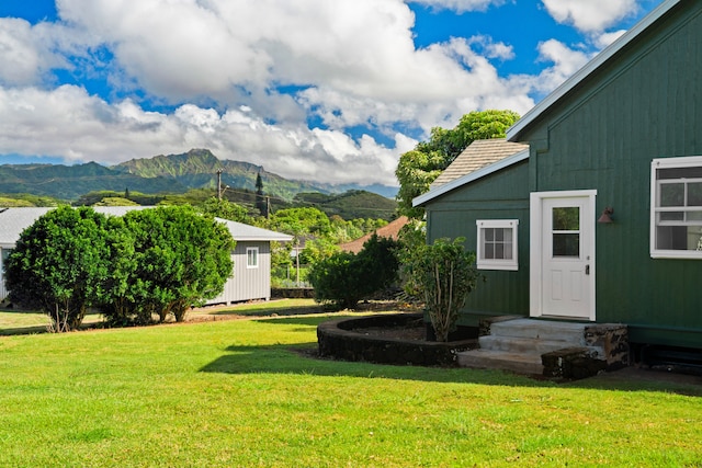 view of yard featuring a mountain view