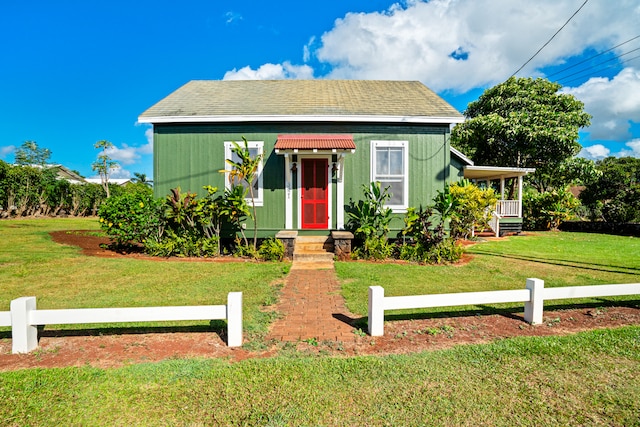 view of front facade with a front yard