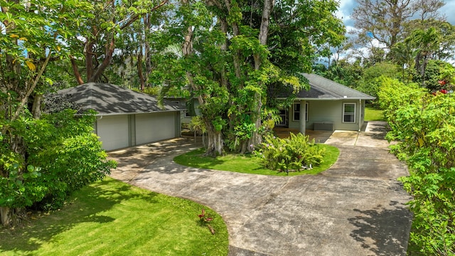 view of front of house featuring a garage and a front yard