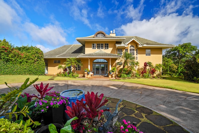 view of front facade featuring a front lawn