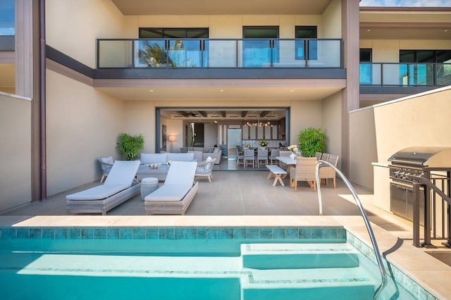 view of swimming pool featuring an outdoor hangout area, a jacuzzi, and a patio area