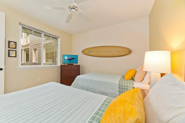 bedroom with ceiling fan