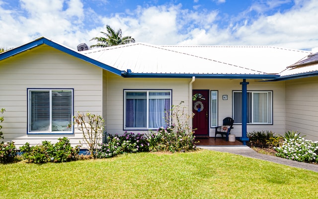 view of front of property with a front yard