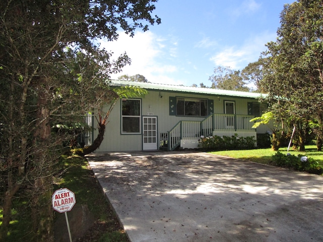 ranch-style house with a porch