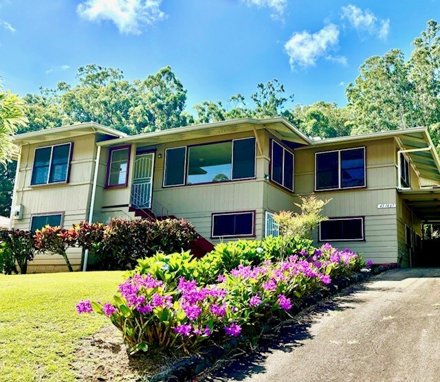 view of front facade with a front lawn