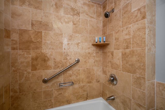 bathroom with tiled shower / bath combo