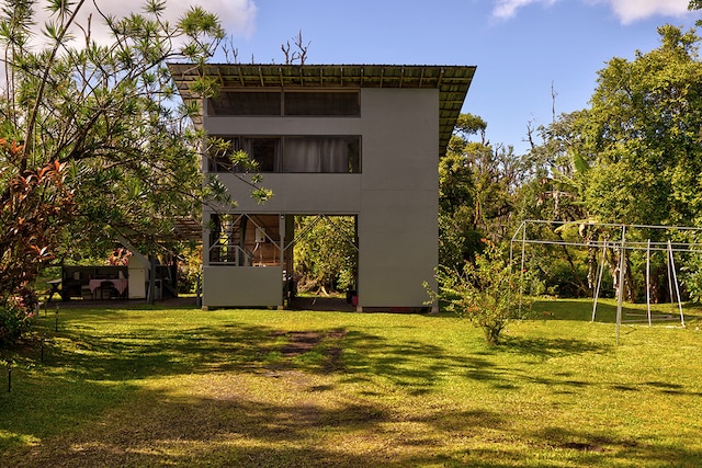 back of house featuring a yard