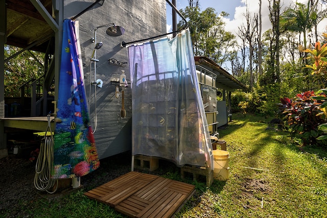 view of outdoor structure featuring a yard