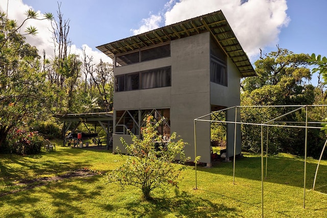 back of house featuring a lawn