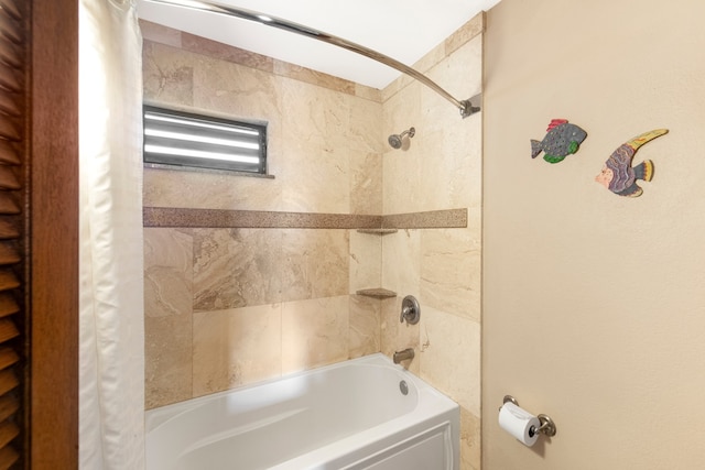 bathroom with tiled shower / bath