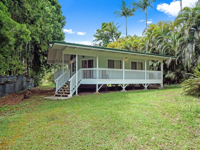 view of front of property featuring a front lawn