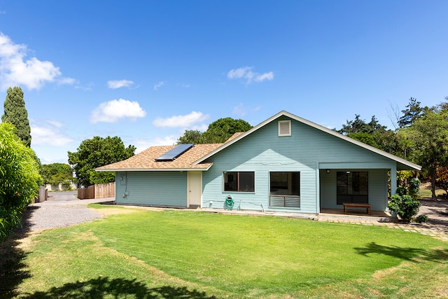 view of front of property featuring a front yard