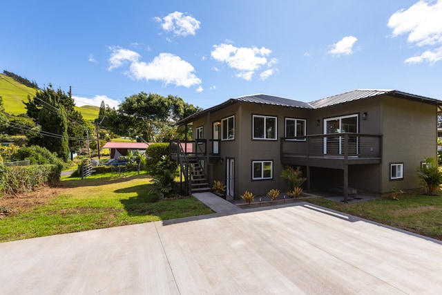 view of front of property with a front lawn