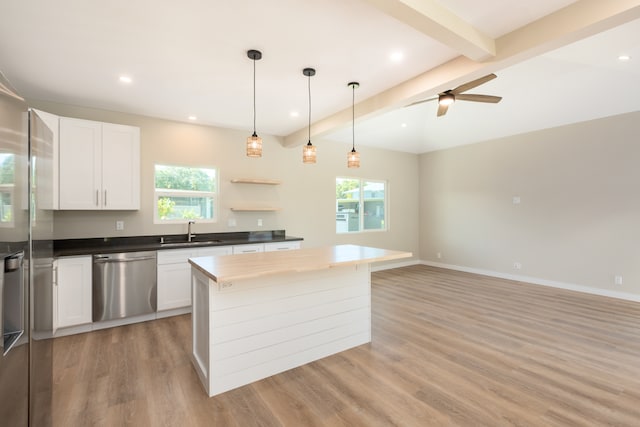 kitchen featuring sink, appliances with stainless steel finishes, light hardwood / wood-style flooring, a kitchen island, and ceiling fan