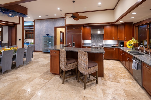 kitchen with ceiling fan, an island with sink, sink, appliances with stainless steel finishes, and dark stone counters