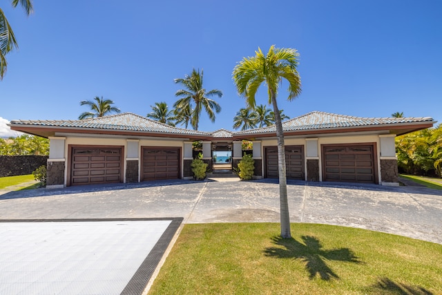 ranch-style house featuring a front lawn