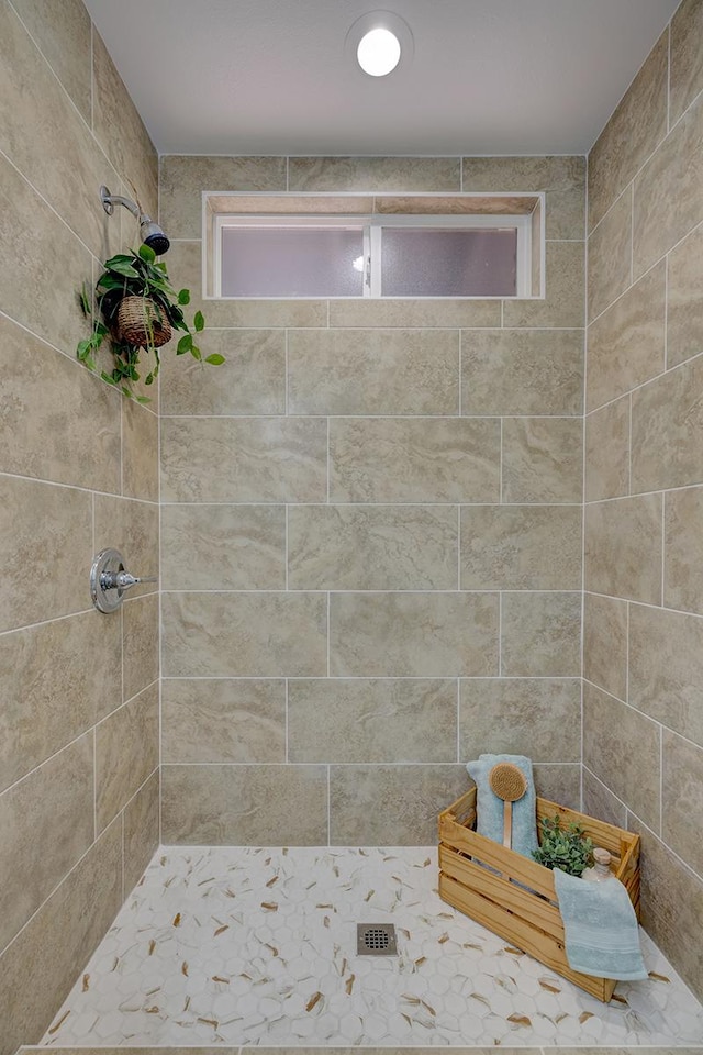 bathroom featuring a tile shower