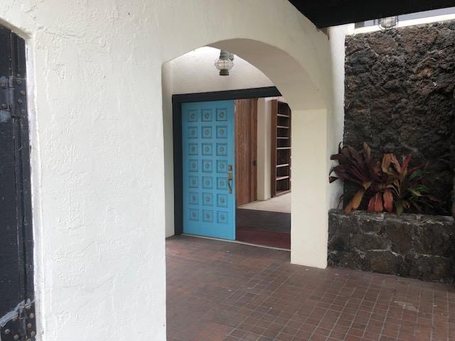 property entrance featuring stucco siding