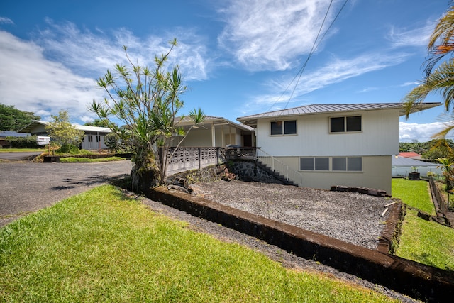 exterior space featuring a lawn