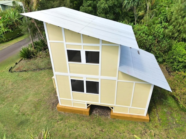 view of outdoor structure with a yard