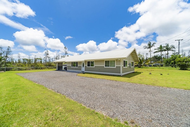 view of front of property featuring gravel driveway and a front yard