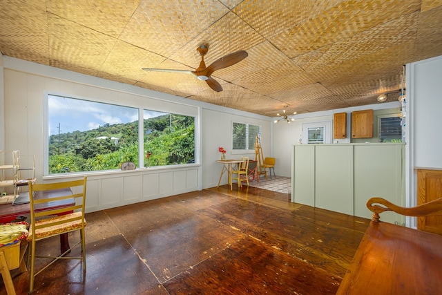 sunroom / solarium with ceiling fan