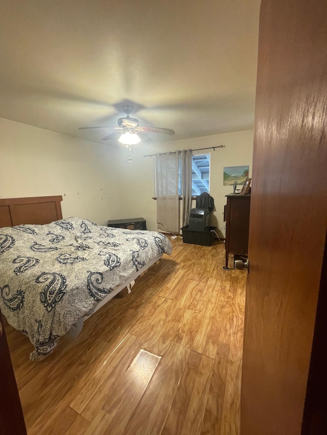 bedroom featuring light wood-style floors and a ceiling fan